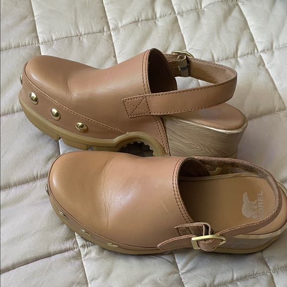 Sorel Women's Brown Mules with Gold Accents size 7. - Picture 3 of 7